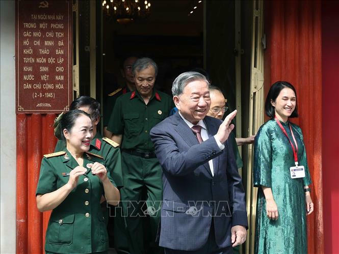 Tổng Bí thư Tô Lâm vẫy chào nhân dân. Ảnh: Thống Nhất/TTXVN