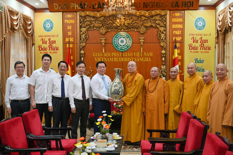 Trưởng ban Tuyên giáo và Dân vận Trung ương Nguyễn Trọng Nghĩa và đoàn công tác tặng quà chúc mừng Giáo hội Phật giáo Việt Nam. Ảnh: Thế Đại.