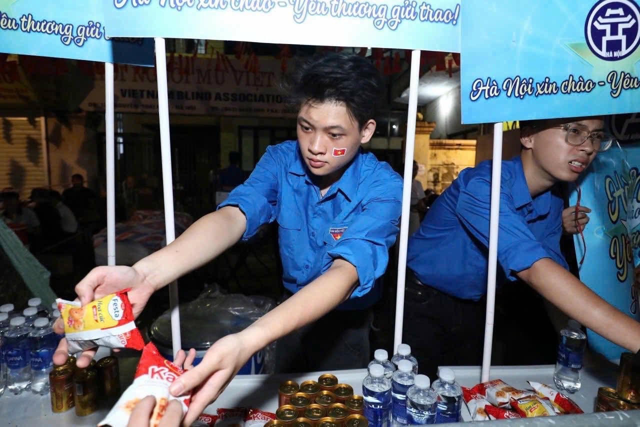 Mọi hoạt động tưởng nhớ, tôn vinh và sẻ chia chỉ thật sự có ý nghĩa khi nhận được sự đồng hành lặng thầm mà đầy ấm áp từ những trái tim chan chứa yêu thương và ngọn lửa nhiệt huyết. Chính họ là nguồn động lực âm thầm làm nên chiều sâu nhân văn cho mỗi hành trình kết nối ký ức và lan tỏa giá trị tốt đẹp.