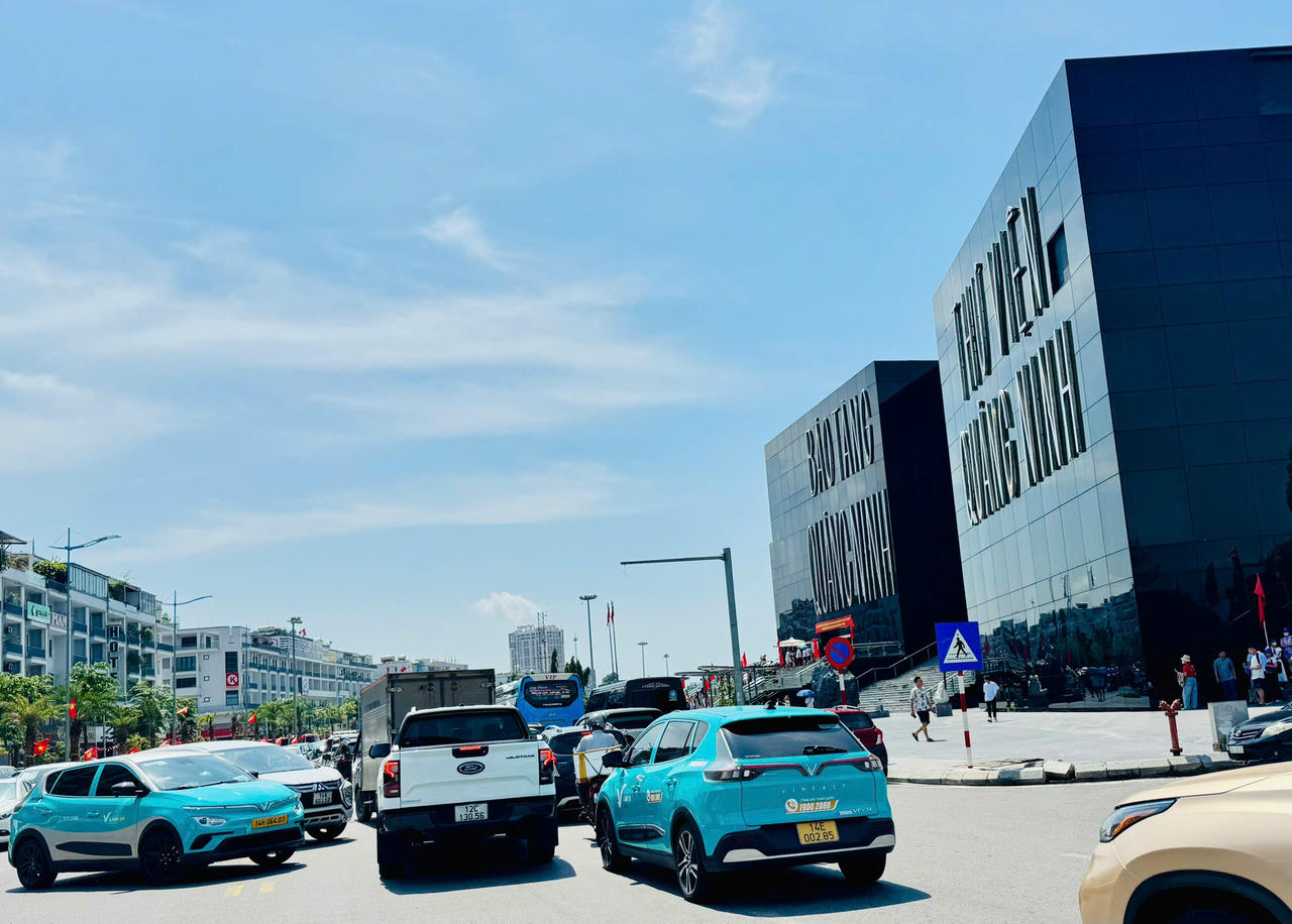 Phục vụ Nhân dân, du khách nghỉ lễ Quốc khánh, gắn với tăng cường bảo đảm ANTT phục vụ Đại hội Đảng bộ các cấp, từ các phòng nghiệp vụ Công an tỉnh Quảng Ninh tới Công an các xã, phường, đặc khu tiếp tục triển khai đồng bộ các biện pháp đấu tranh, phòng ngừa các loại tội phạm