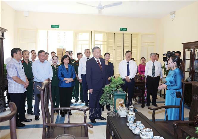 Tổng Bí thư Tô Lâm thăm di tích nhà số 48 Hàng Ngang. Ảnh: Thống Nhất/TTXVN