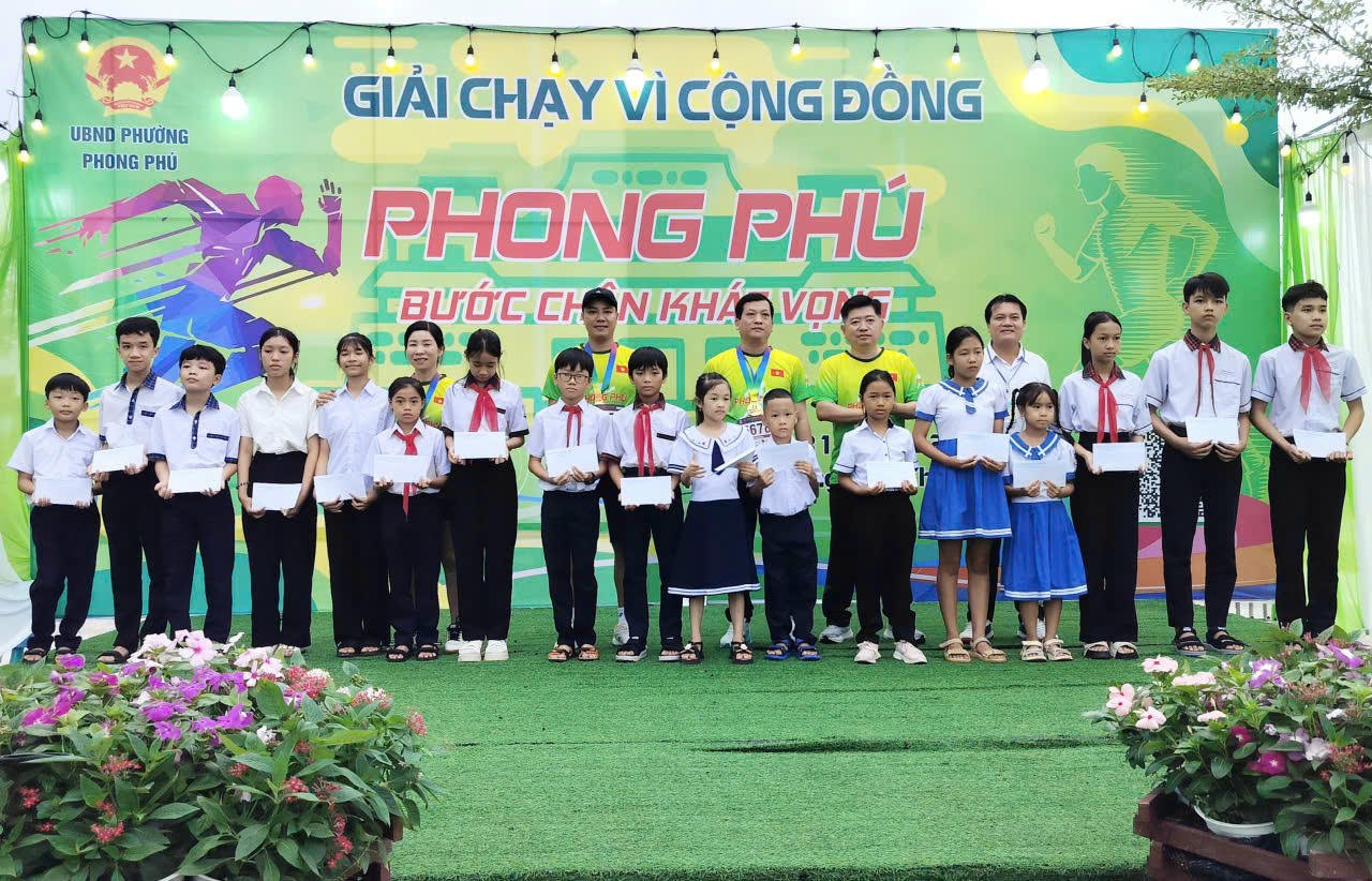 BTC tặng các suất học bổng cho các em học sinh nghèo vượt khó học giỏi.