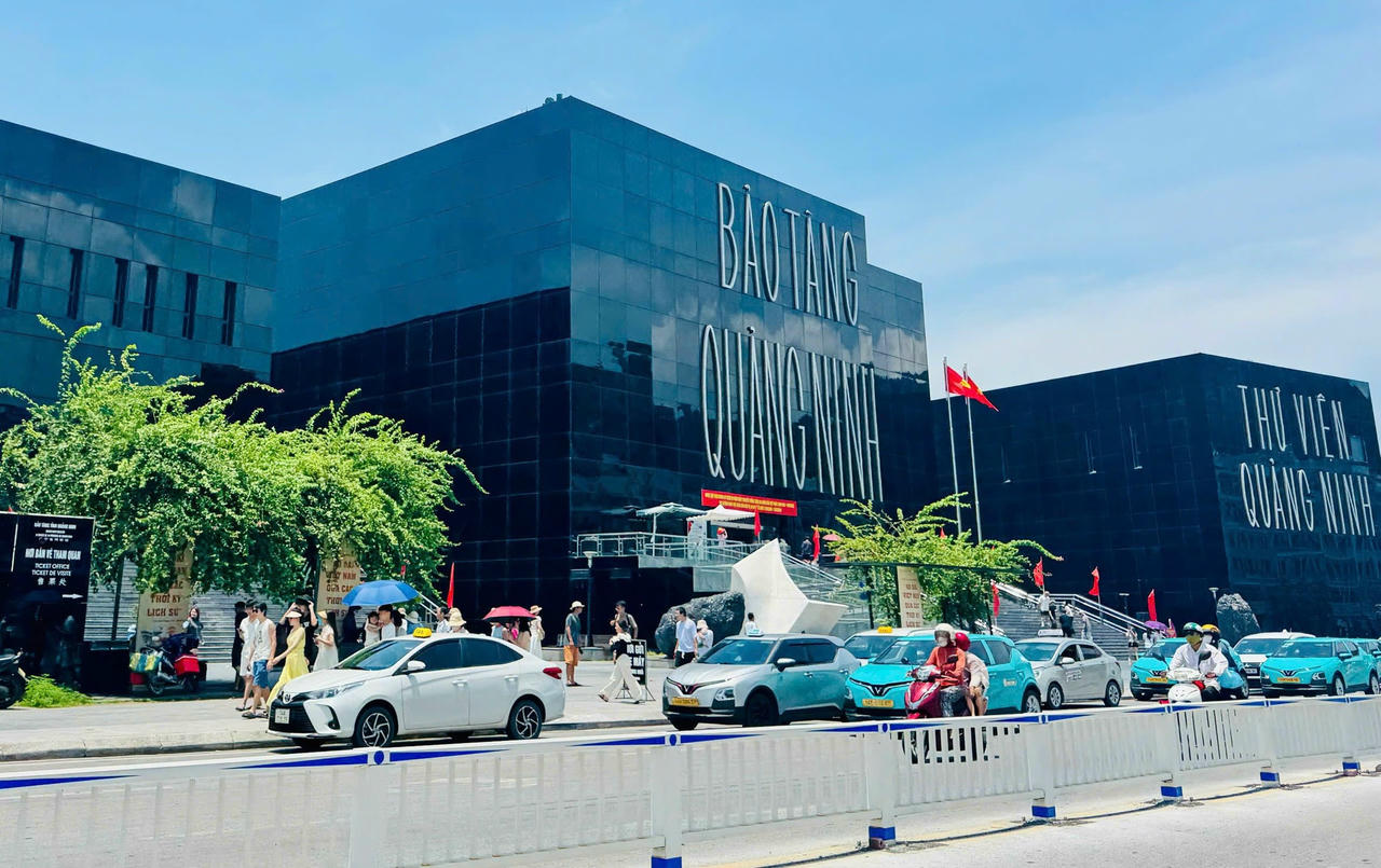 Hàng ngàn du khách đến Quảng Ninh trong ngày đầu kỳ nghỉ lễ 2/9