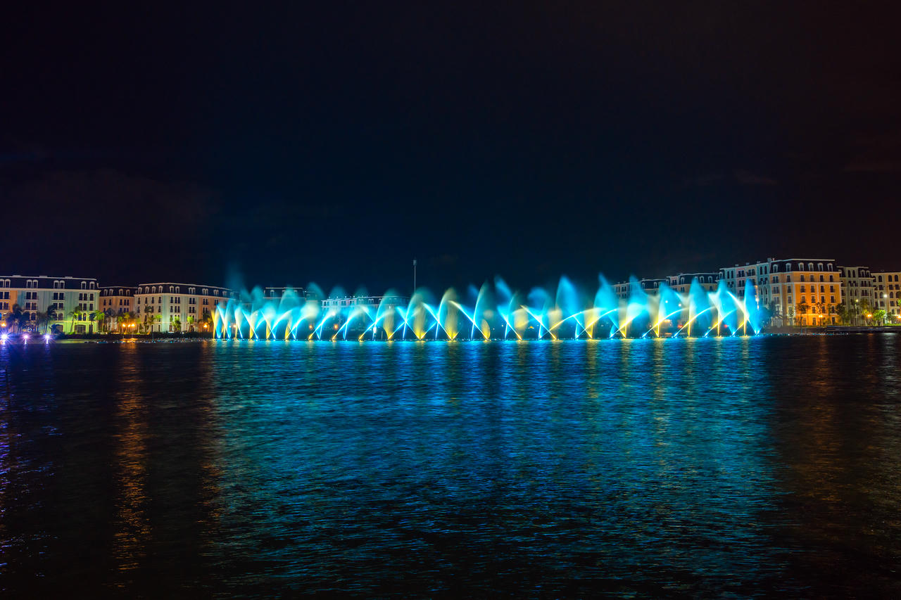 Công trình đạt 3 kỷ lục Việt Nam: Bộ phun tạo cột nước cao nhất Việt Nam cao 90m, tương đương tòa nhà 26-27 tầng; hệ thống dàn phun khí nén “đại bác” nhiều nhất, tạo cột nước cao 40-50m và hệ thống phao nổi inox chịu lực nhiều nhất, gồm 170 phao với tổng tải trọng đạt 50 tấn.