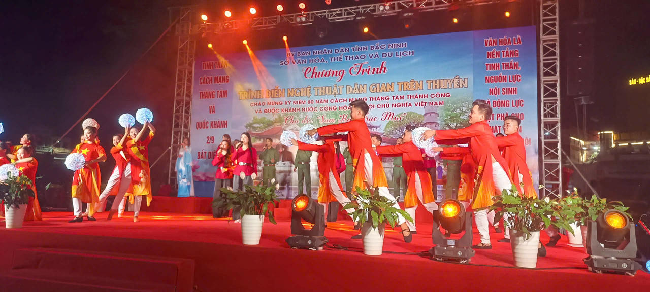 Các hoạt động nghệ thuật được diễn ra liên tục.