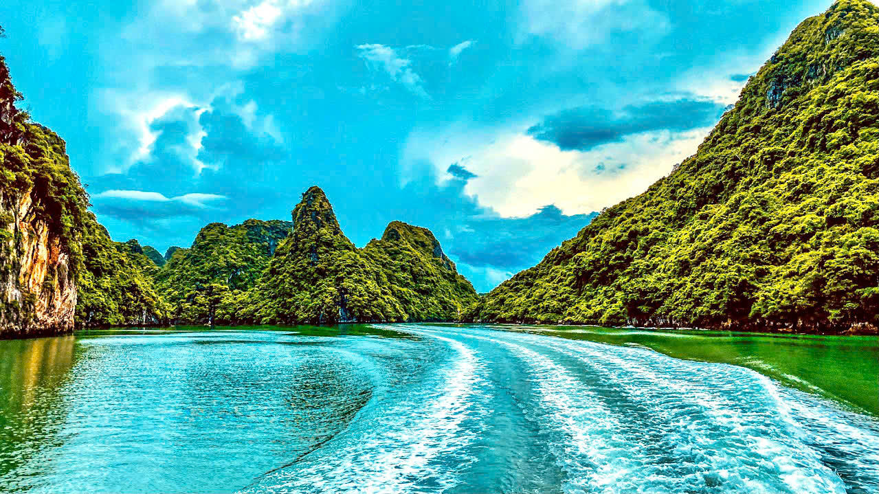 Quảng Ninh - điểm giao hòa giữa đất liền và biển cả, nơi đây sở hữu một hệ thống đảo phong phú, góp phần tạo nên vẻ đẹp hùng vĩ và kỳ ảo của vùng địa đầu Đông Bắc Tổ quốc