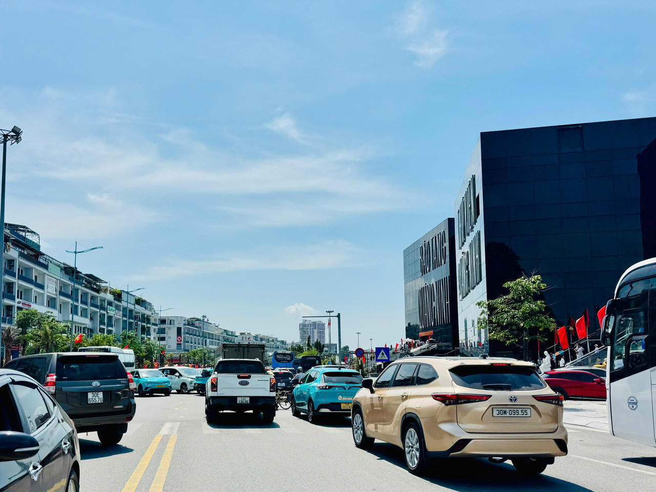 Để bảo đảm an ninh an toàn phục vụ Nhân dân, du khách nghỉ lễ, Công an toàn tỉnh Quảng Ninh tăng cường các biện pháp đảm bảo trật tự an toàn xã hội , trật tự an toàn giao thông, kiên quyết xử lý nghiêm các vi phạm tiềm ẩn nguy cơ gây mất an toàn