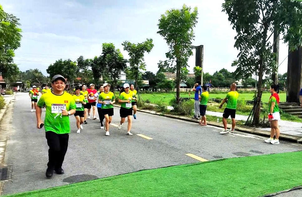 Các vận động viện tranh tài với hai cự ly 5 km và 12 km.