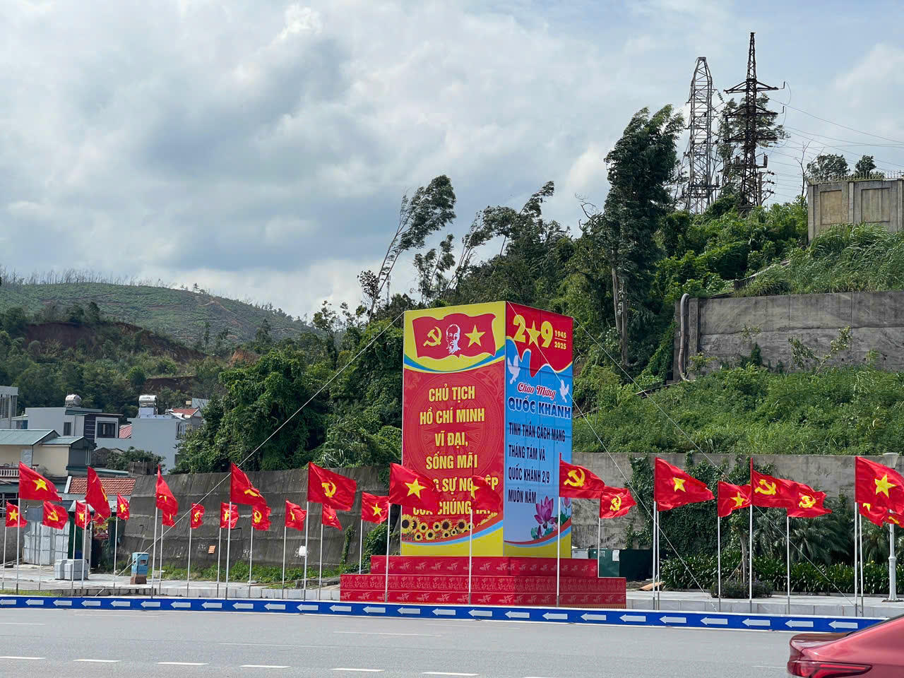 Khắp các nẻo đường, rợp trời sắc đỏ của cờ Đảng, cờ Tổ quốc