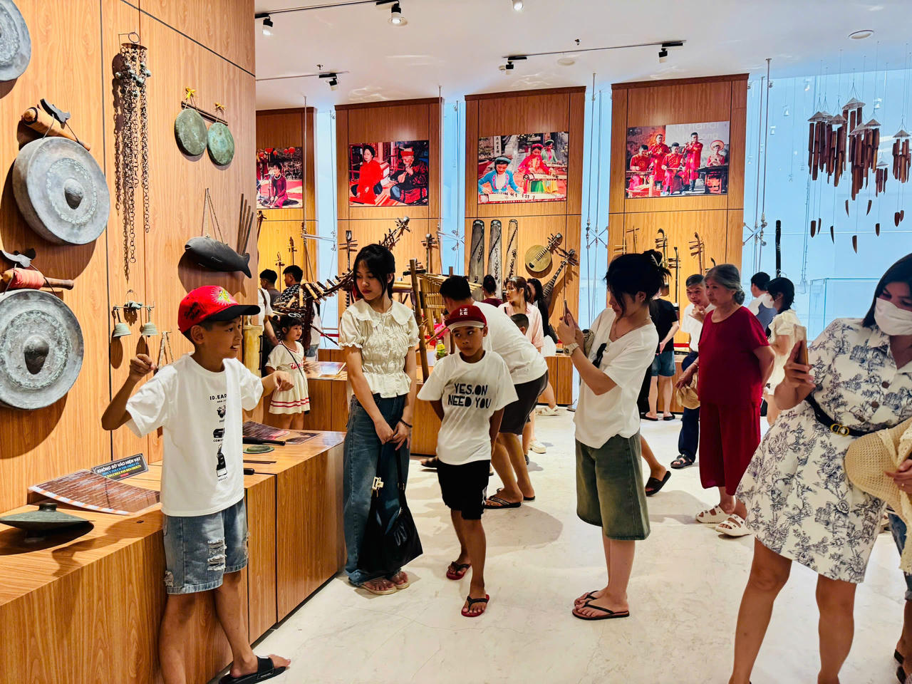 Người dân thích thú ghi lại khoảnh khắc đáng nhớ trong không gian rực rỡ.