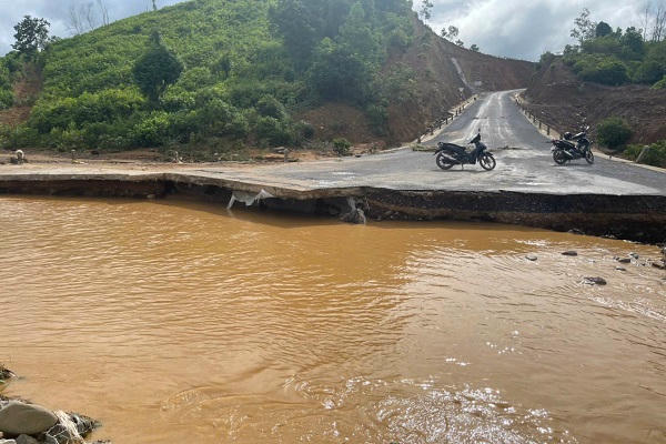 Mưa lũ làm nhiều tuyến đường sạt lở, hơn 500 ha lúa ở Quảng Trị bị ngã đổ