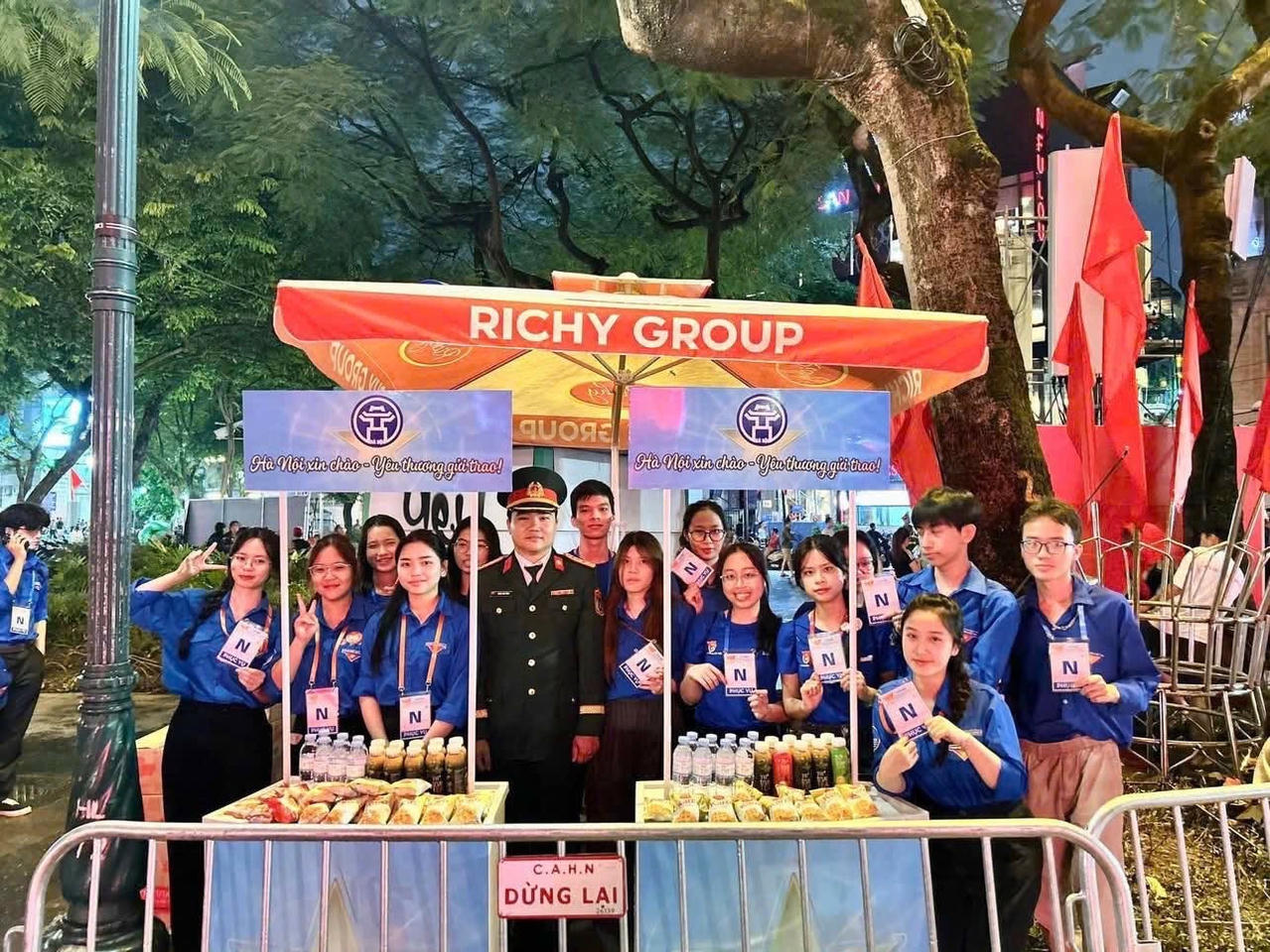 Đằng sau mỗi chương trình ý nghĩa là sự chuẩn bị kỹ lưỡng, tận tâm từ phía ban tổ chức, những người âm thầm vun đắp từng chi tiết với tất cả trách nhiệm và trái tim. Đồng hành cùng họ là sự góp sức quý báu của các doanh nghiệp và tổ chức thiện nguyện, những tấm lòng không chỉ trao đi vật chất mà còn lan tỏa tinh thần sẻ chia, góp phần làm nên thành công trọn vẹn và giá trị nhân văn sâu sắc cho chương trình.