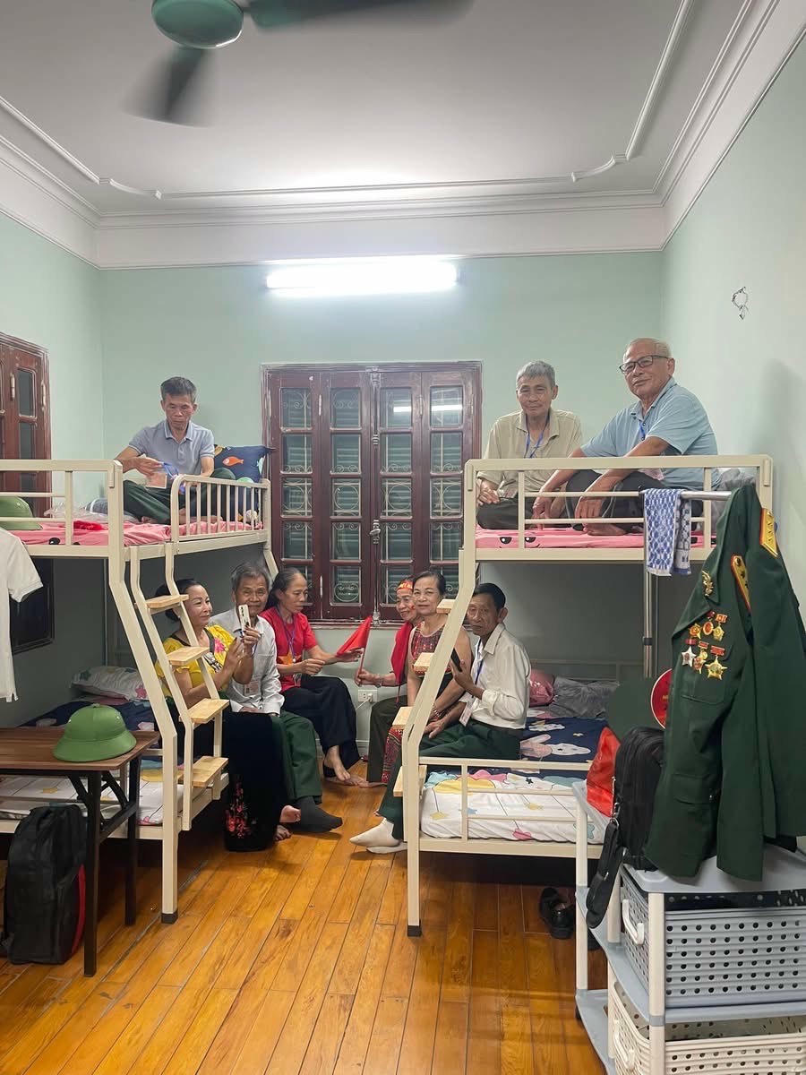 Với mong muốn tri ân những người từng khoác áo lính, Kiên đã chủ động mời các bác cựu chiến binh đến từ các địa phương ở trọ miễn phí trong những ngày diễn ra lễ duyệt binh.