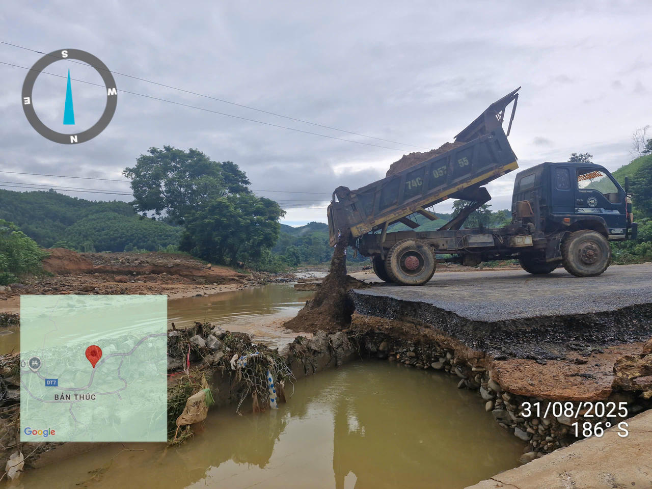 Đơn vị thi công huy động nhân lực khẩn trương thông tuyến tỉnh lộ 571 qua xã Bến Quan trong chiều nay (31/8).