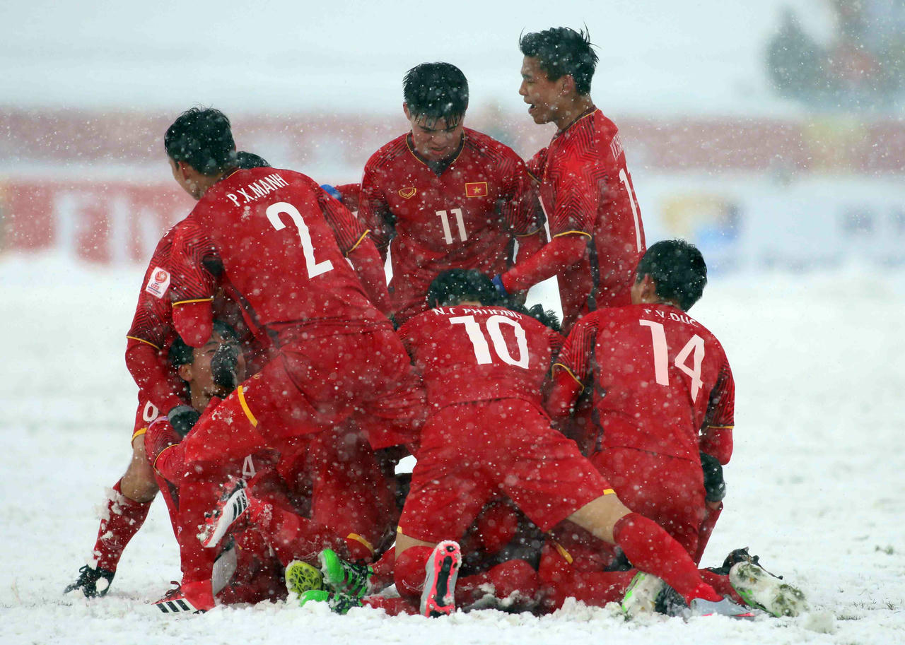 Hình ảnh trái tim đỏ thắm trên nền tuyết trắng của các cầu thủ U23 Việt Nam tạo ra trong trận chung kết giải U23 châu Á – Thường Châu 2018 đã trở thành biểu tượng cho ý chí quật cường và tinh thần đoàn kết. Ảnh: Tuấn Hữu

