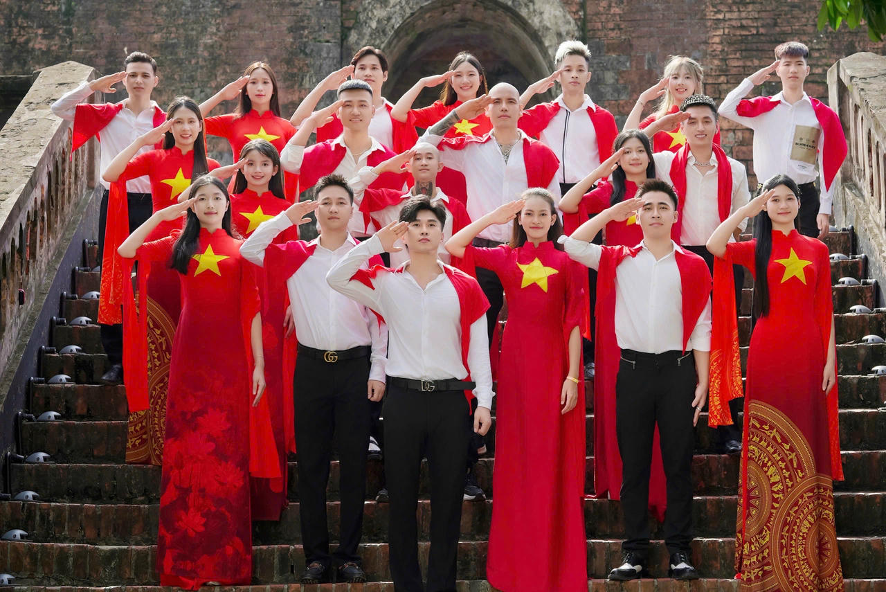 Ca sĩ Du Thiên đã khéo léo truyền tải khí thế hào hùng của ngày đất nước thống nhất, đồng thời thổi vào đó hơi thở mới của thế hệ trẻ, năng động, hiện đại nhưng không quên cội nguồn.