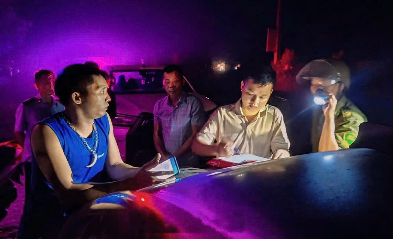 Lực lượng chức năng tiến hành lập biên bản xử phạt.