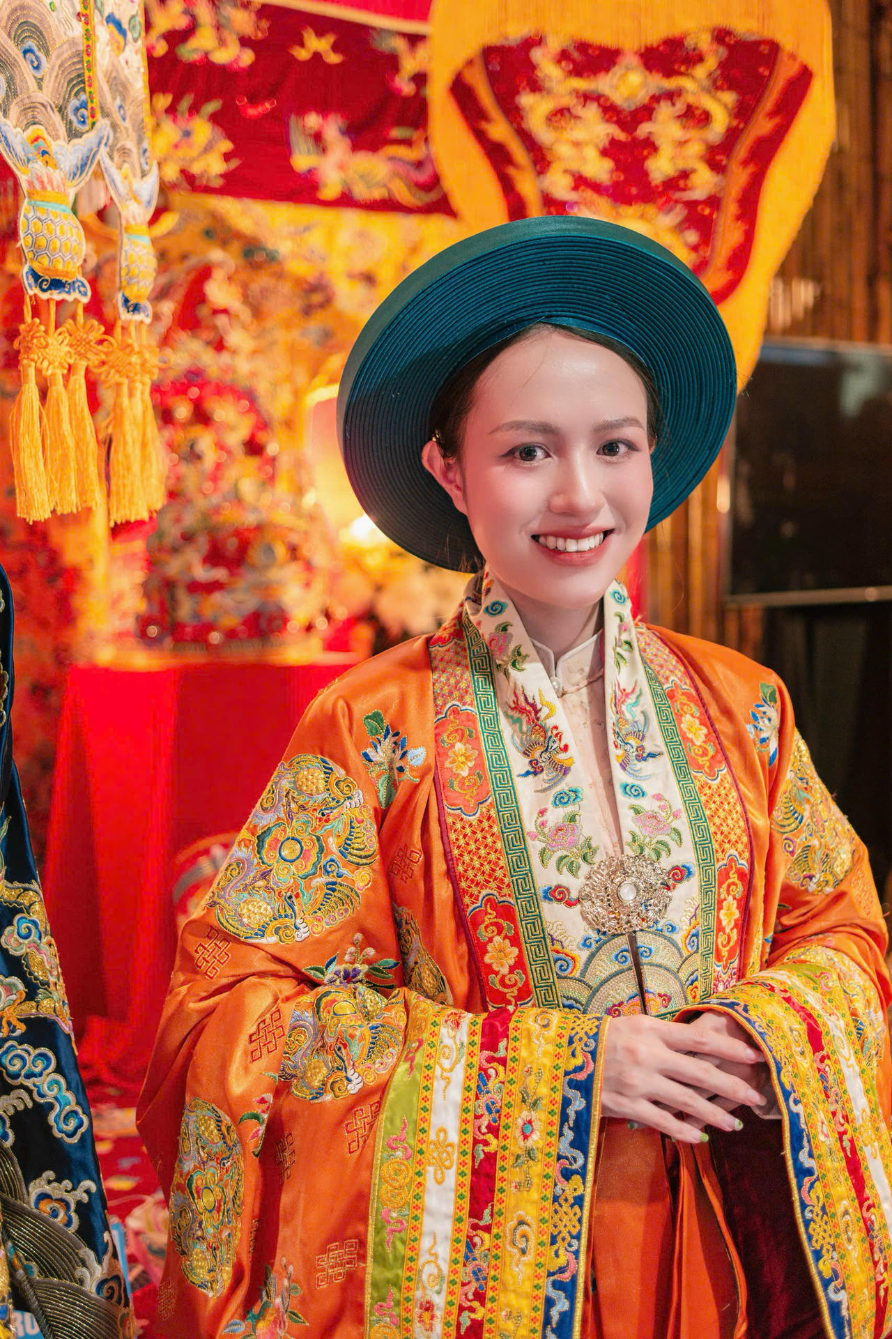 Chị Đỗ Lan Phương thích thú với trang phục của thương hiệu Cổ trang Việt Vũ Tâm Thư.