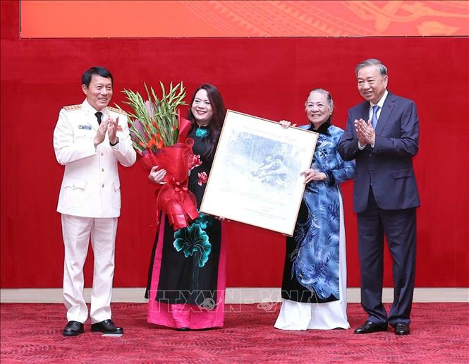 Đại tướng Lương Tam Quang, Uỷ viên Bộ Chính trị, Bí thư Đảng uỷ Công an Trung ương, Bộ trưởng Bộ Công an tặng bức ảnh lưu niệm và chúc mừng gia đình Thượng tướng Bùi Thiện Ngộ. Ảnh: Thống Nhất/TTXVN
