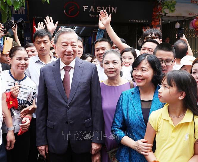 Tổng Bí thư Tô Lâm với nhân dân Phường Hoàn Kiếm. Ảnh: Thống Nhất/TTXVN