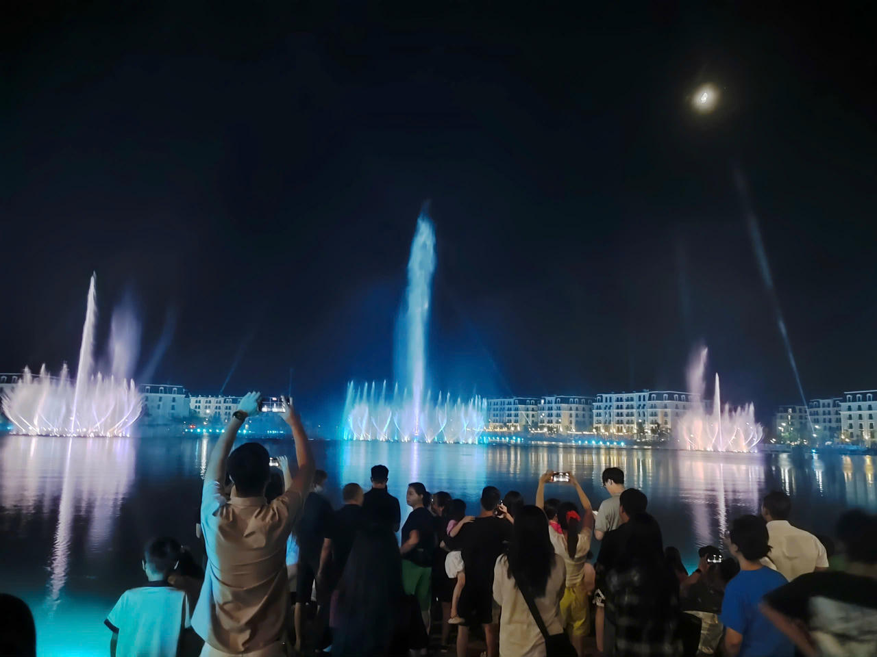 Đông đảo Nhân dân và du khách chụp ảnh check in khi đến với Halo Bay Show – chương trình nhạc nước