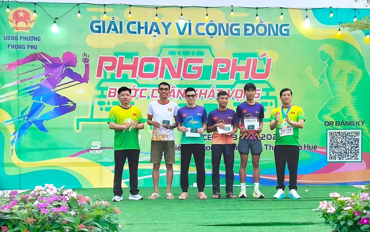 BTC trao giải thưởng cho các vận động viên đạt thành tích cao tại giải chạy vì cộng đồng.