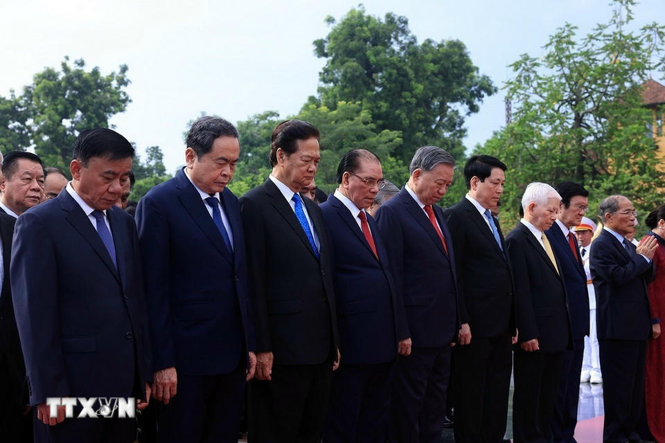 Lãnh đạo Đảng, Nhà nước đến đặt vòng hoa tại Đài tưởng niệm các Anh hùng liệt sỹ. (Ảnh: Tuấn Anh/TTXVN)
