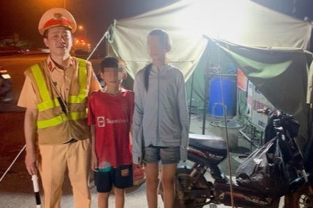 Hà Nội: CSGT kịp thời giúp đỡ hai chị em nhỏ đi lạc từ Thanh Hóa ra Hà Nội xem diễu binh