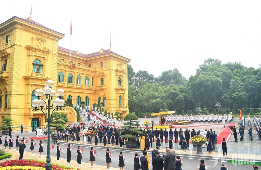 Quang cảnh lễ đón. 
