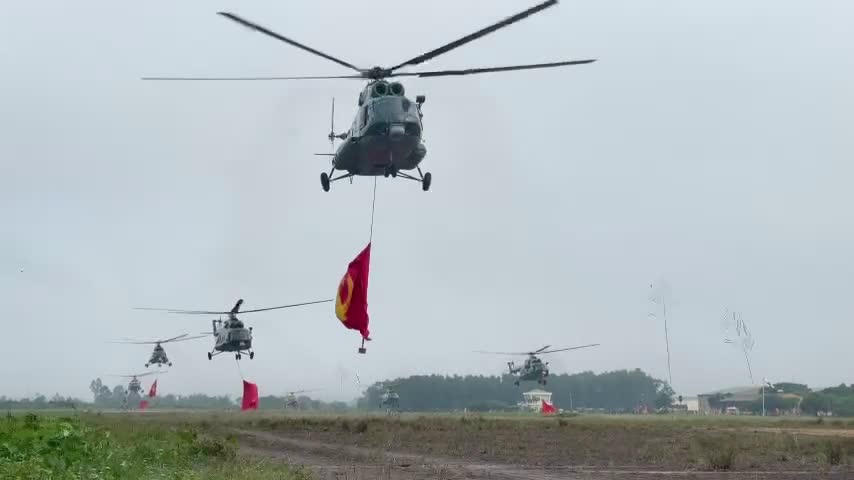 Cận cảnh 10 chiếc trực thăng kéo cờ Đảng, cờ Tổ quốc tung bay trên Quảng trường Ba Đình
