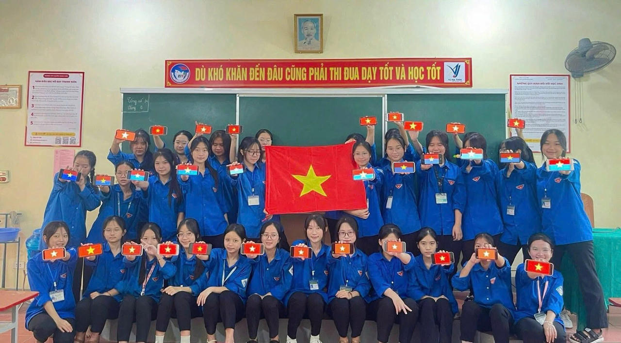 Tuổi trẻ Hà Tĩnh cài đặt màn hình cờ Tổ Quốc hướng về ngày Quốc Khánh 2/9.