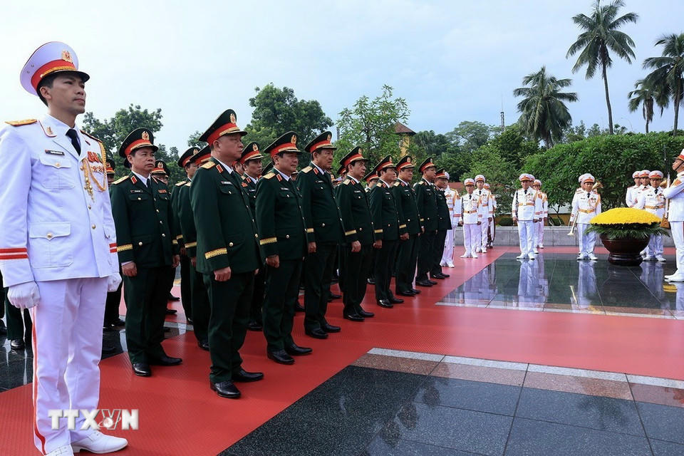 Đoàn đại biểu Quân ủy Trung ương - Bộ Quốc phòng tưởng niệm các Anh hùng liệt sỹ. (Ảnh: Tuấn Anh/TTXVN)