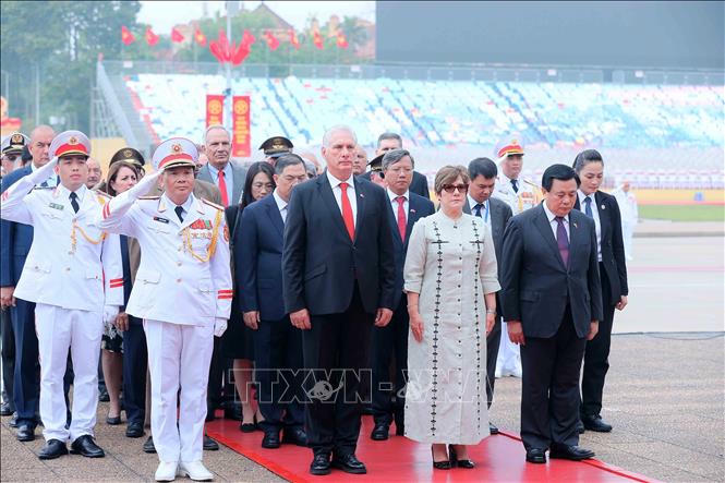 Chủ tịch nước Cộng hòa Cuba và Phu nhân cùng đoàn đại biểu cấp cao Cuba tưởng niệm Chủ tịch Hồ Chí Minh. Ảnh: An Đăng/TTXVN