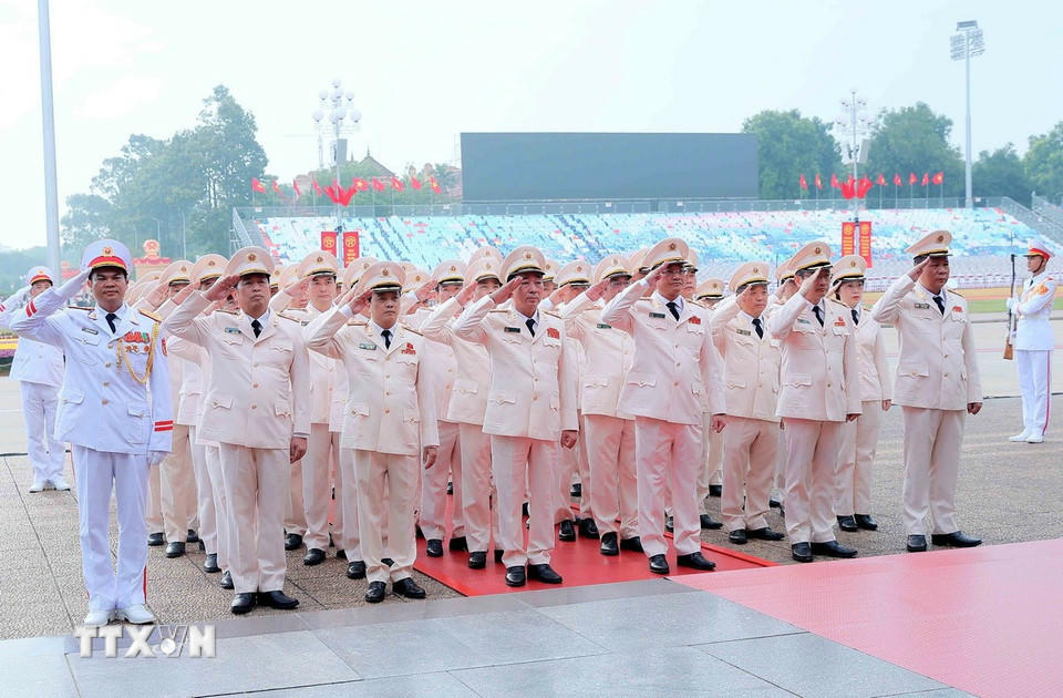 Đoàn đại biểu Đảng ủy Công an Trung ương - Bộ Công an tưởng niệm Chủ tịch Hồ Chí Minh. (Ảnh: An Đăng/TTXVN)