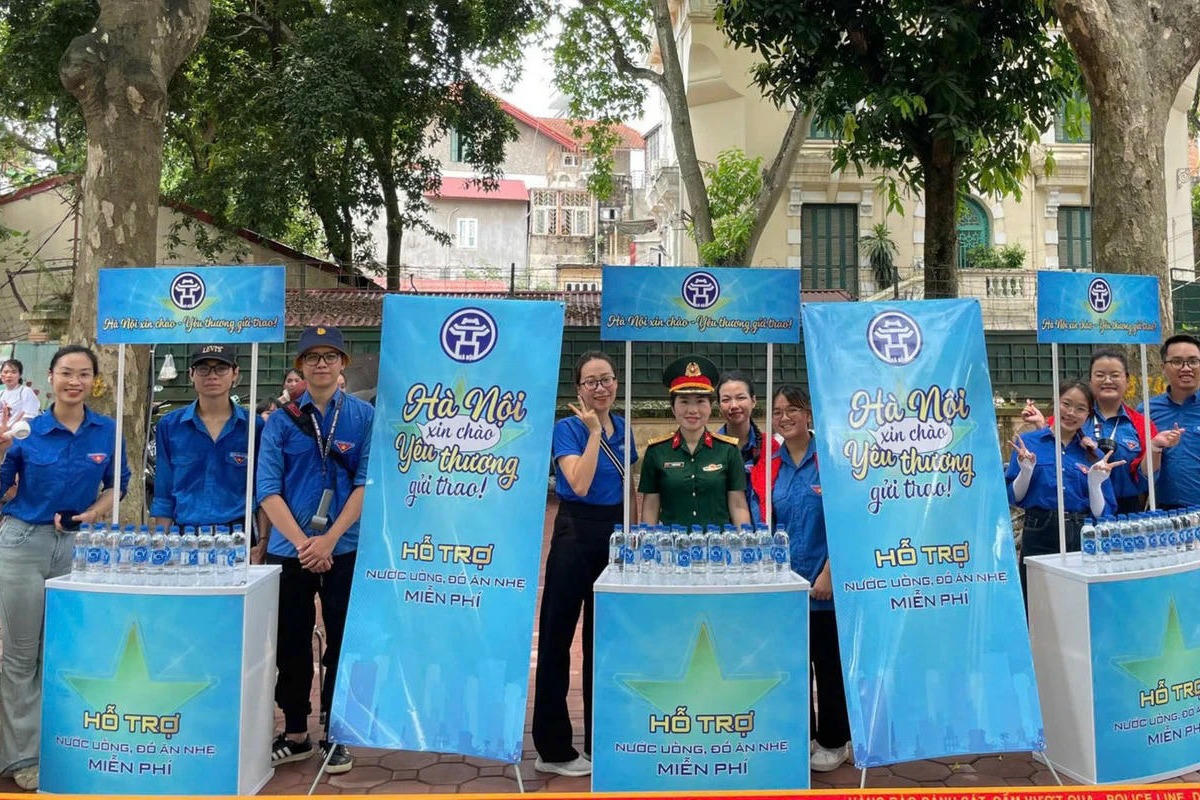 Phát nước và bánh mì miễn phí cho người dân xem diễu binh ngày 2/9