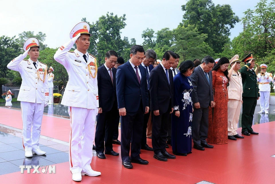 Đoàn Đại biểu Thành ủy Ủy ban Nhân dân, Hội đồng Nhân dân, Ủy ban Mặt trận Tổ quốc Việt Nam Thành phố Hà Nội tưởng niệm các Anh hùng liệt sỹ. (Ảnh: Tuấn Anh/TTXVN)