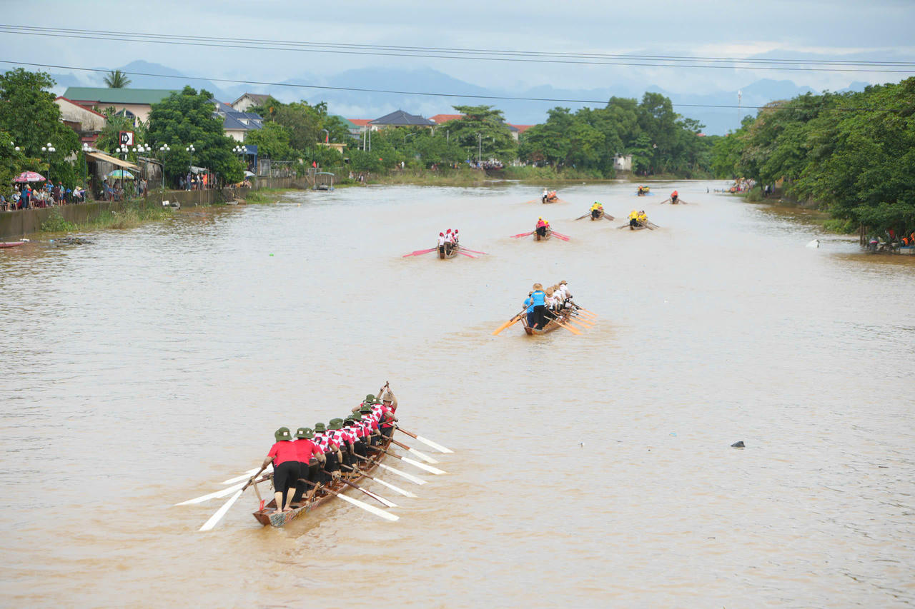 Màn tranh tài sôi nổi của các thuyền bơi nữ.