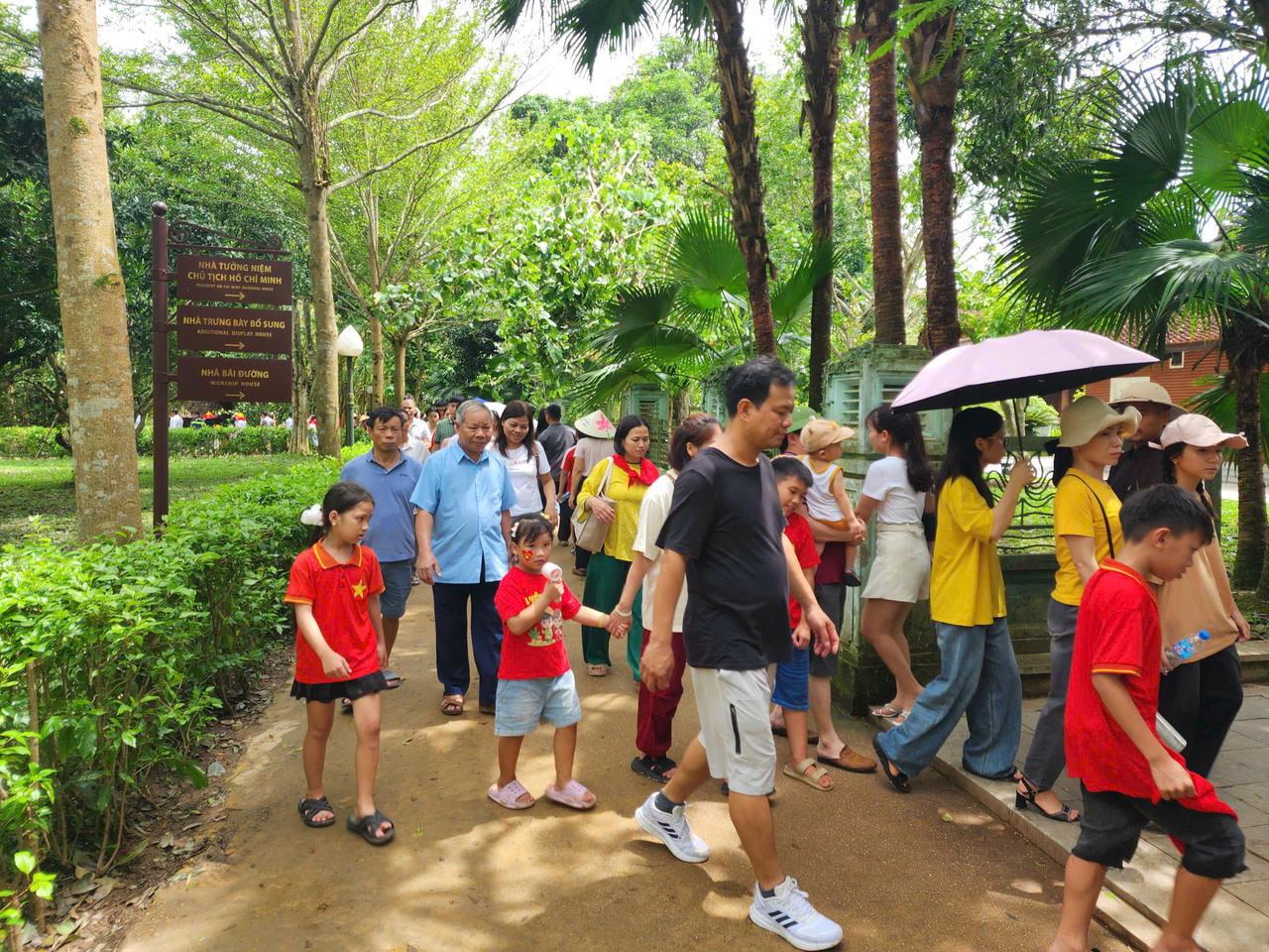 Người dân mọi miền tổ quốc về thăm Khu di tích Kim Liên.