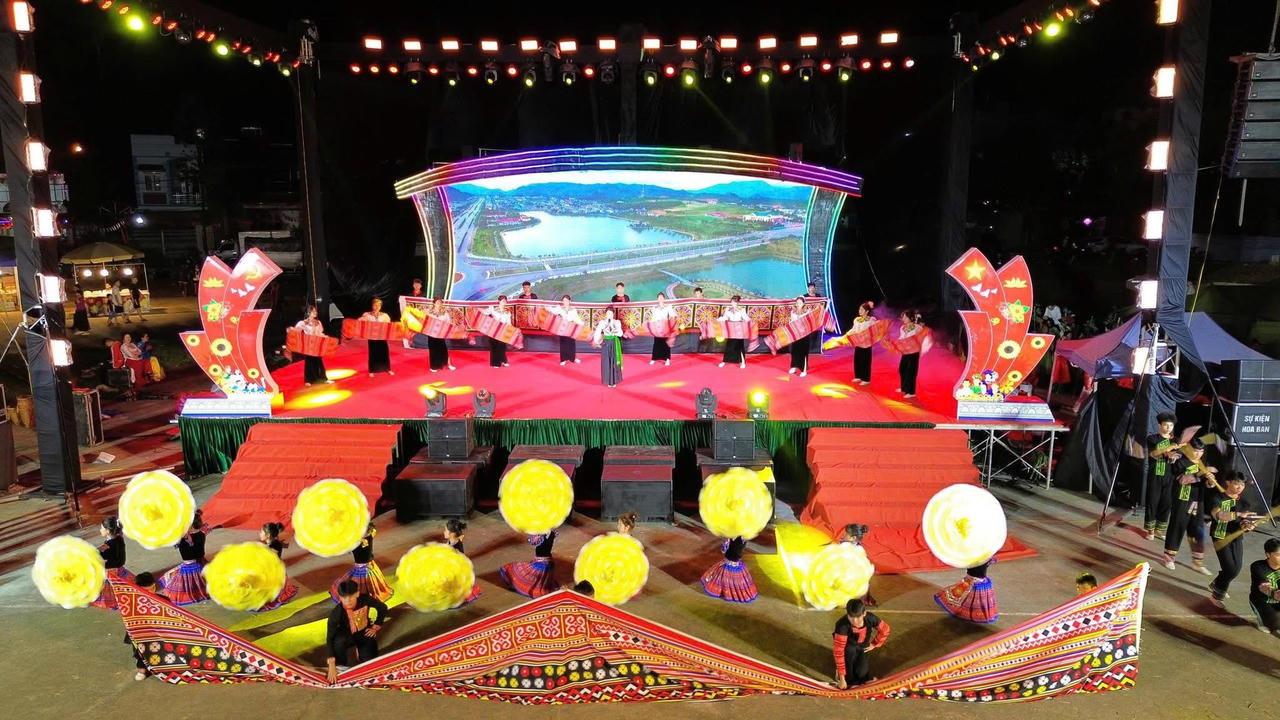 Màn khai từ hát múa Tự hào Đảng quang vinh tại Chương trình nghệ thuật.
