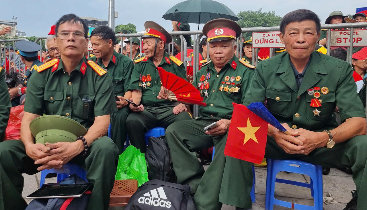 Biển người ngồi chờ xem diễu binh từ sáng sớm ngày 1/9 vui vẻ nhường ghế ưu tiên cho các cựu chiến binh