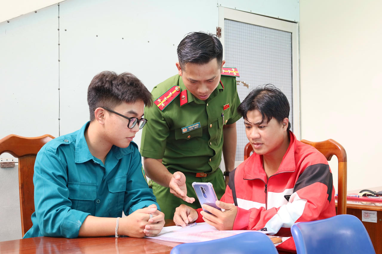 Thanh niên tình nguyện phường Hòa Thành hướng dẫn người dân sử dụng dịch vụ công trực tuyến để giải quyết thủ tục hành chính.