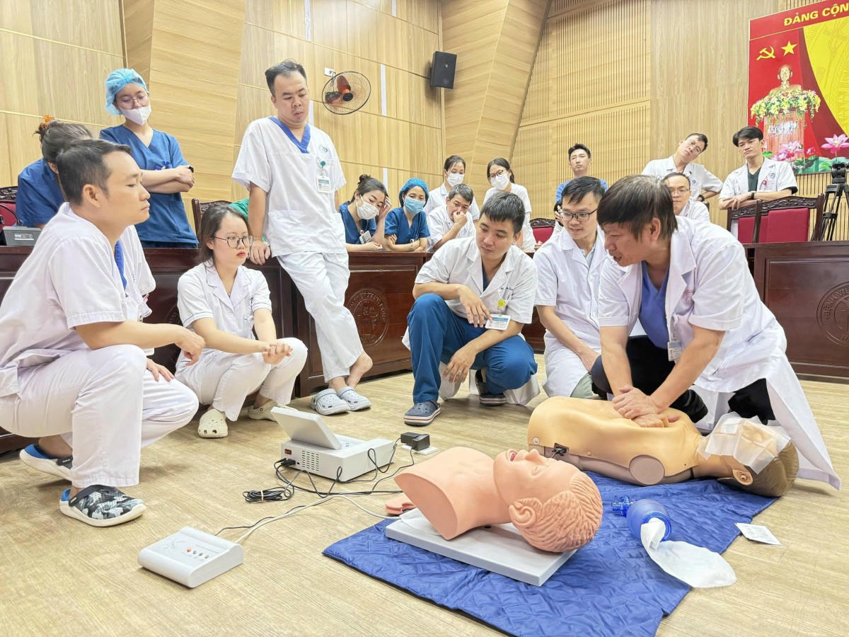 Bác sĩ Bệnh viện Đa khoa Xanh Pôn hướng dẫn kỹ năng thực hành kỹ thuật ép tim ngoài lồng ngực trên mô hình chuyên dụng cho nhân viên y tế phục vụ Đại lễ.