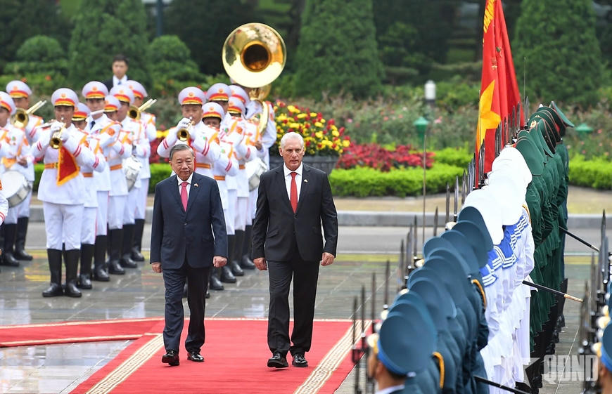 Tổng Bí thư Tô Lâm và Bí thư Thứ nhất, Chủ tịch nước Cộng hòa Cuba Miguel Díaz-Canel Bermúdez duyệt Đội danh dự Quân đội nhân dân Việt Nam.
