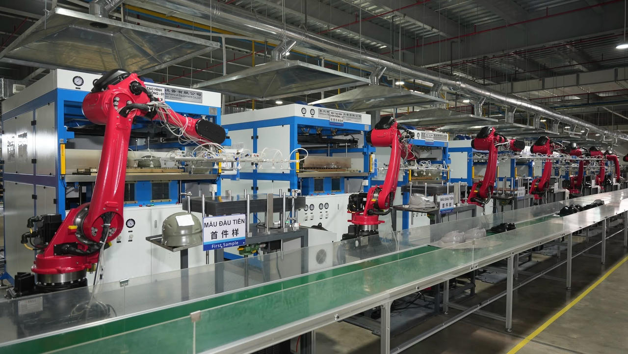 Dây chuyền sản xuất ứng dụng cánh tay robot tại nhà máy.