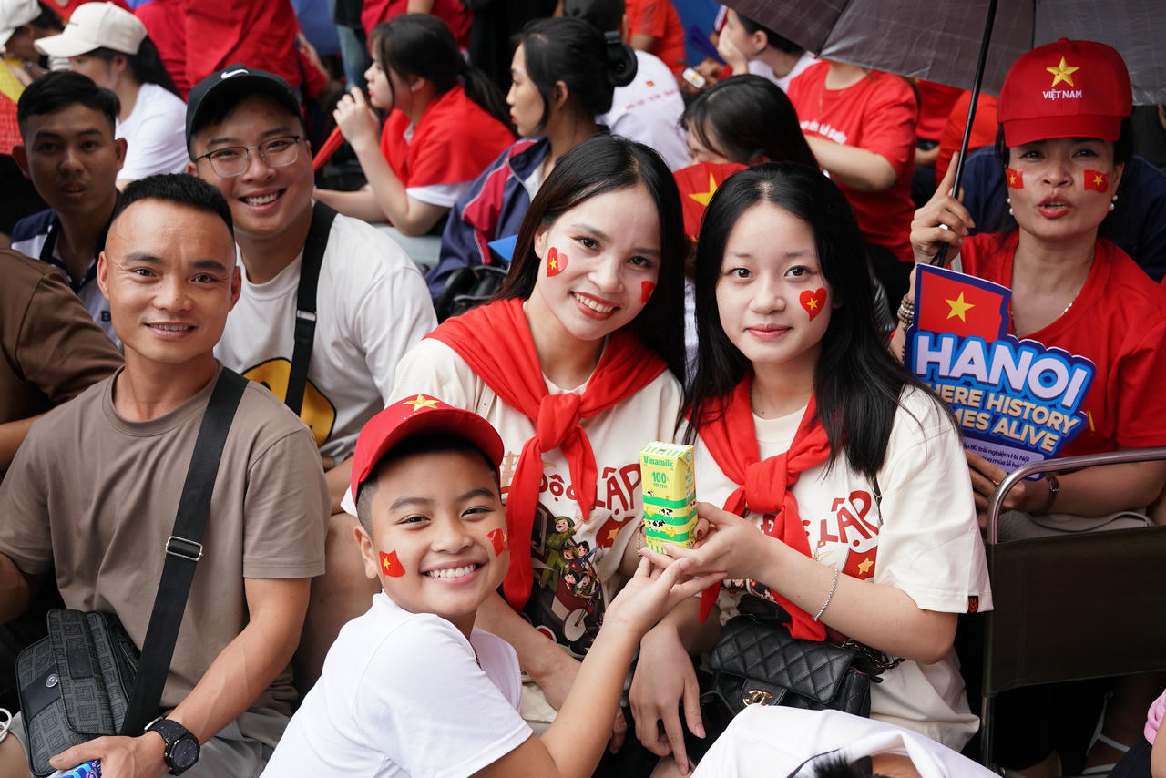 Gần 1 triệu sản phẩm dinh dưỡng bao gồm các dòng sữa tươi tiệt trùng như ít đường, không đường, dừa, chuối, cao đạm ít béo (Vinamilk, Vinamilk Green Farm,); sữa thực vật từ hạt và đậu nành cao canxi, nước trái cây rau củ Susu, nước dừa tươi, nước dừa tắc, nước uống đóng chai Vinamilk và Icy Premium,... đã cùng đồng hành với các lực lượng và người dân trong ngày hội non sông. (Ảnh: Vi Nam)