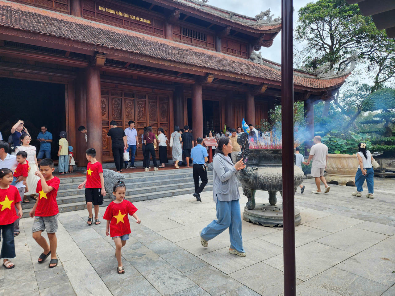 Người dân dâng hương tại Nhà tưởng niệm Chủ tịch Hồ Chí Minh.