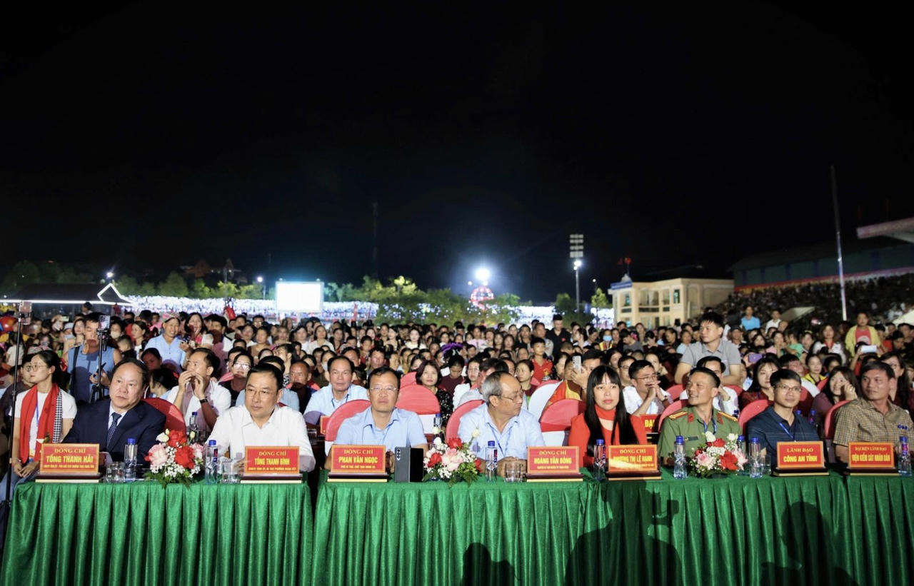 Các đại biểu tham gia chương trình.