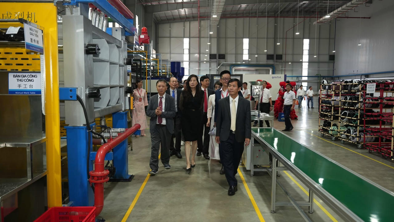 Lãnh đạo thành phố tham quan nhà máy.