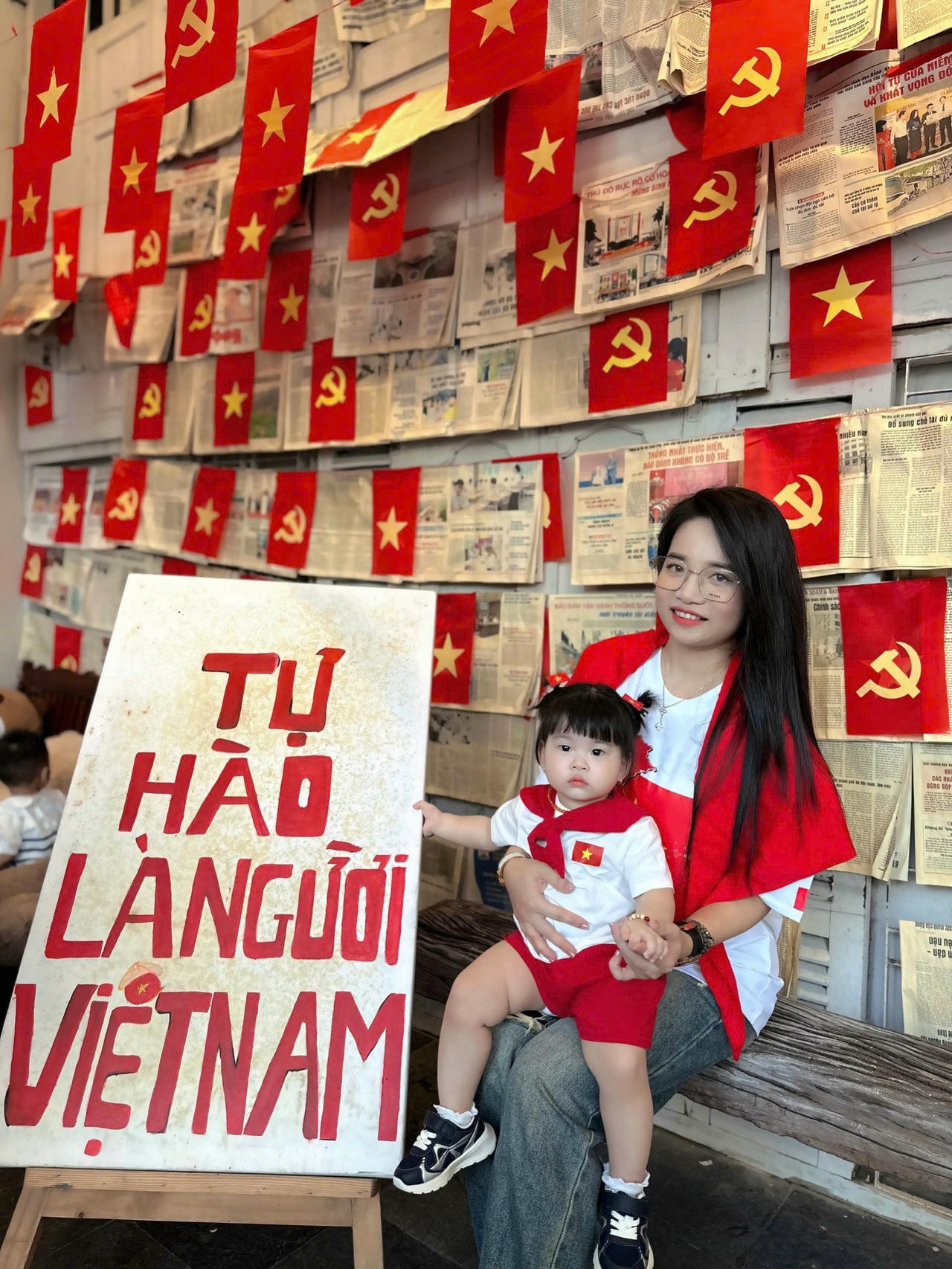 Chị Trần Thị Huyền (Hạ Long, Quảng Ninh) chia sẻ: "Những ngày này đi đến đâu cũng rực rỡ cờ hoa, tôi thấy vinh dự, tự hào khi mình là người Việt Nam, hôm nay cùng gia đình đi chụp ảnh check in ngày Tết Độc lập của dân tộc đây sẽ là kỷ niệm không thể quên của tôi và gia đình"