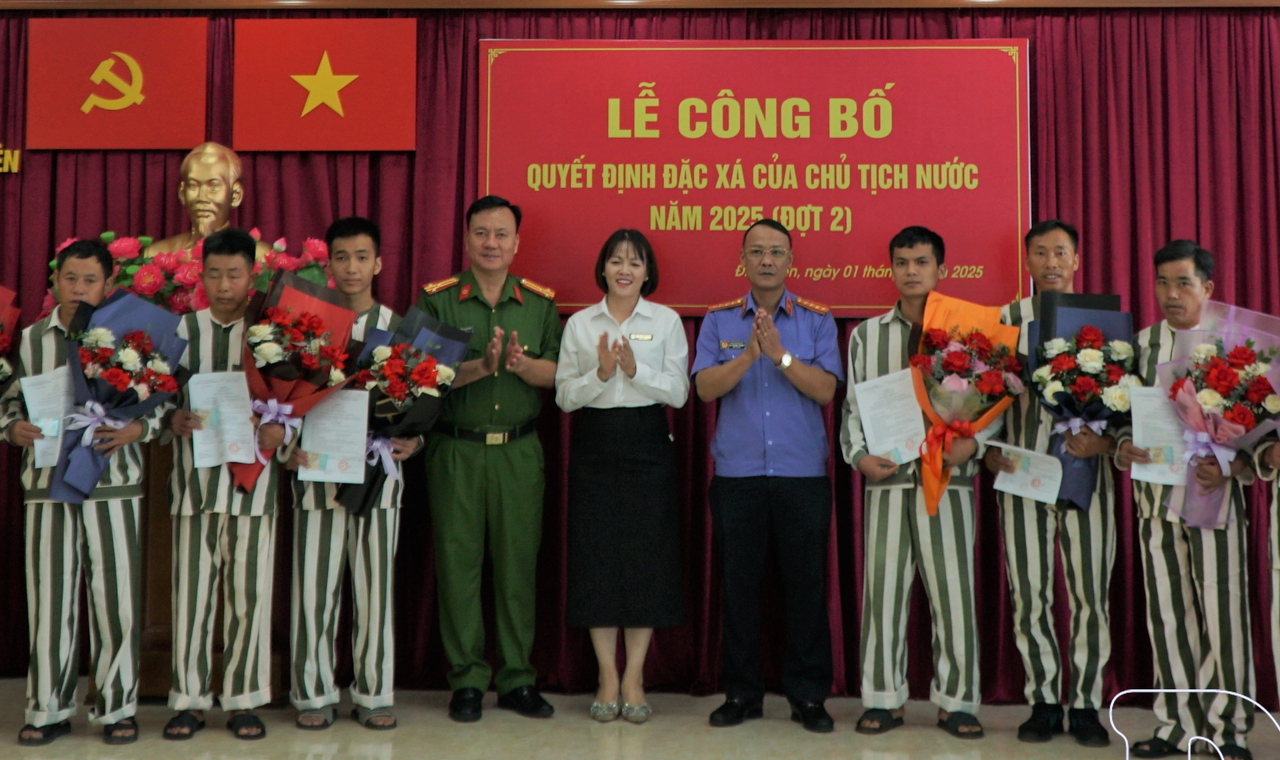 Các phạm nhân tại Trại tạm giam Công an tỉnh Sơn La nhận quyết định đặc xá của Chủ tịch nước (Ảnh: CTV).